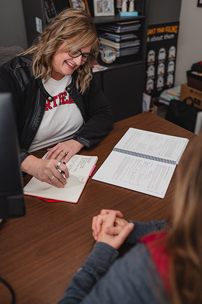 advisory helping student plan with catalog